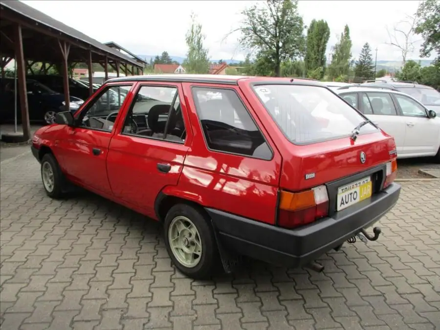 Škoda Forman 1,3 LPG  TAŽNÉ ZAŘÍZENÍ — Zezadu zprava