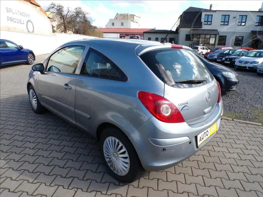 Opel Corsa 1,2 16V — Zezadu zprava