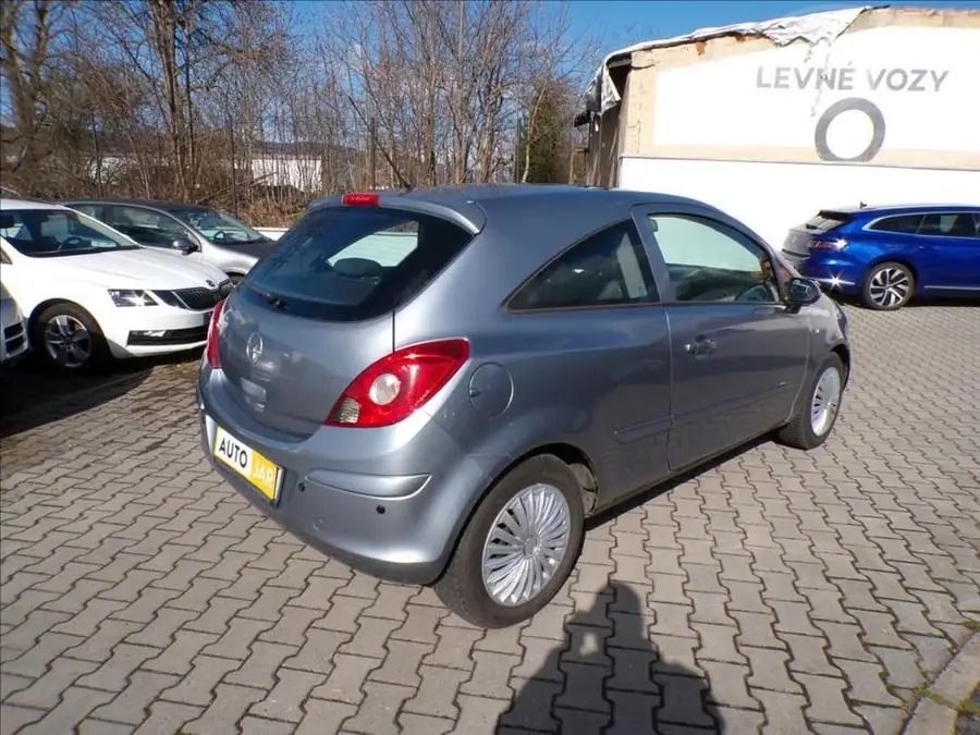 Opel Corsa 1,2 16V — Zezadu zleva
