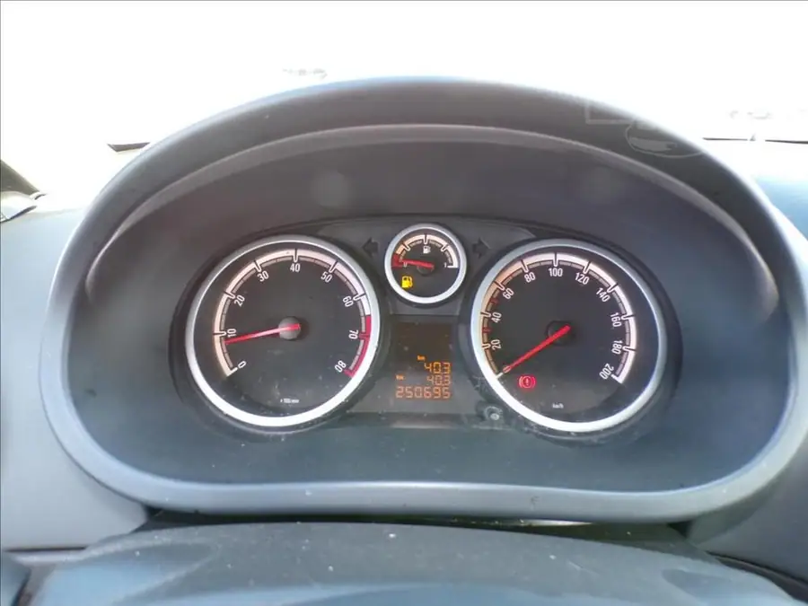 Opel Corsa 1,2 16V — Interiér — palubní deska