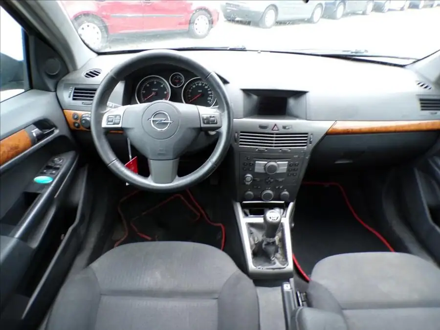Opel Astra 1,7 CDTi  N1 — Interiér — palubní deska