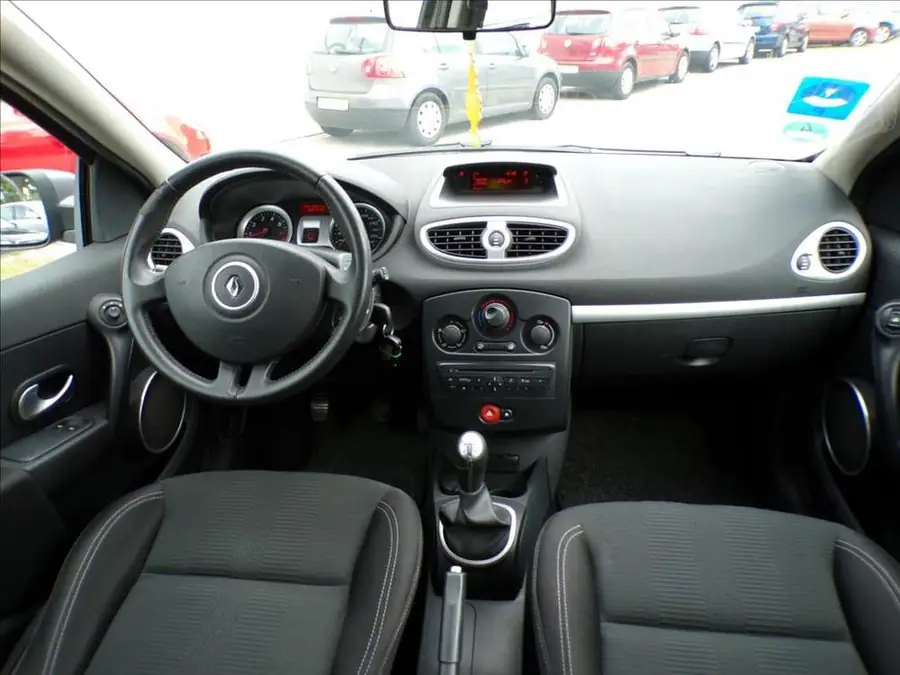Renault Clio 1,2 TCe  KLIMA — Interiér — palubní deska