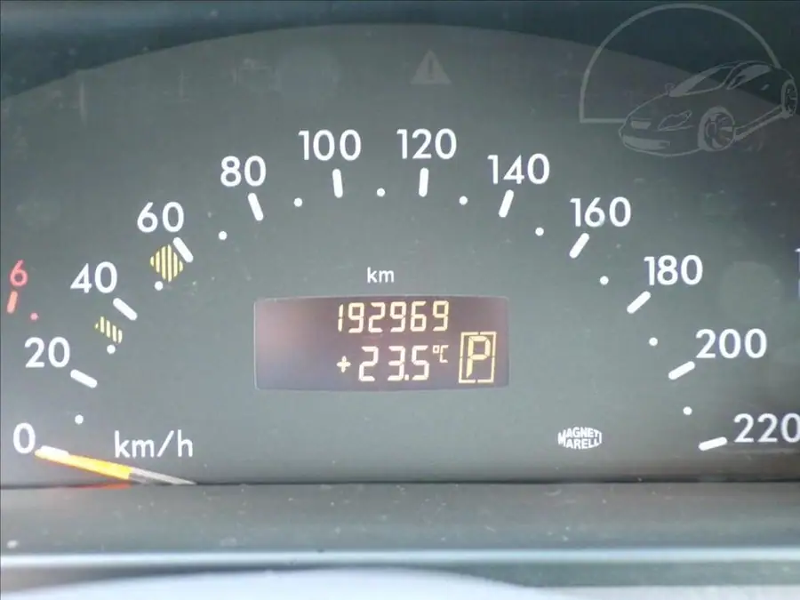 Mercedes-Benz I 1,6  AUTOMAT — Přístrojový štít se stavem tachometru