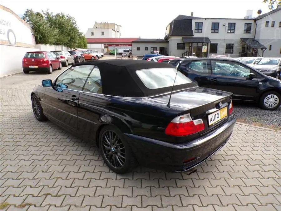 BMW 2,2 320Ci — Zezadu zprava