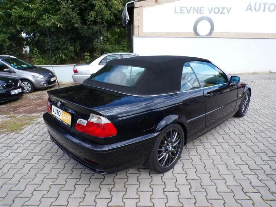 BMW 2,2 320Ci — Zezadu zleva