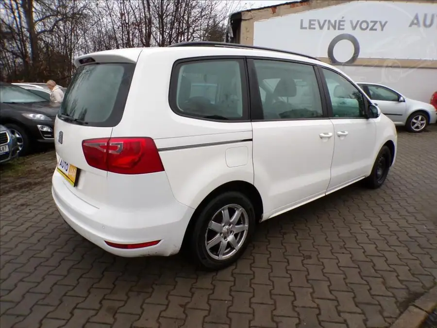 Seat Alhambra 2,0 TDI-125KW  TAŽNÉ ZAŘ.,7 MÍST — Zezadu zleva