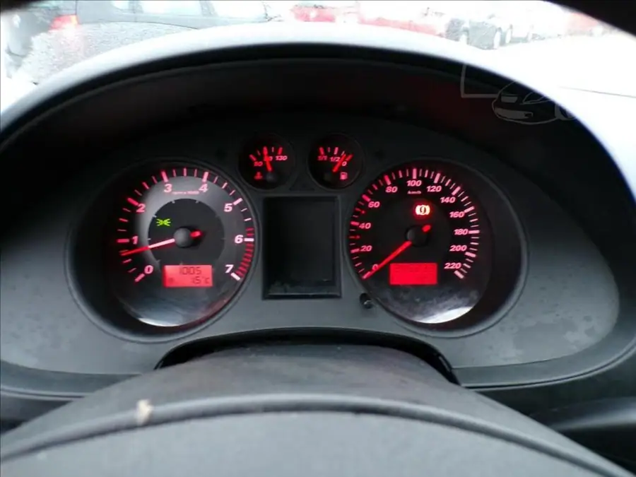 Seat Ibiza 1,4 16V — Interiér — palubní deska