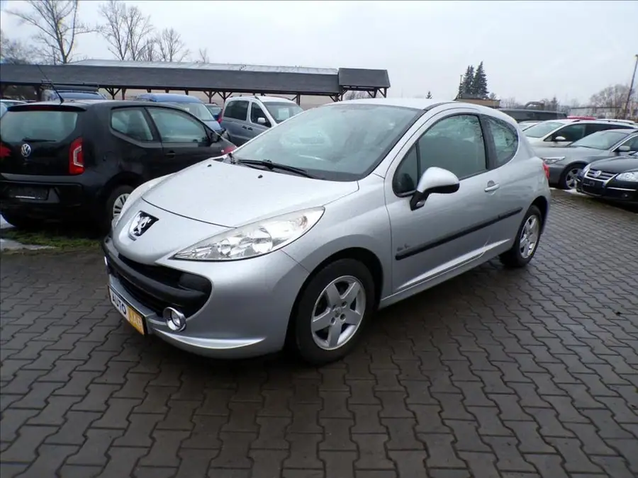 Peugeot 207 1,4 16V  KLIMA — Zepředu zblízka