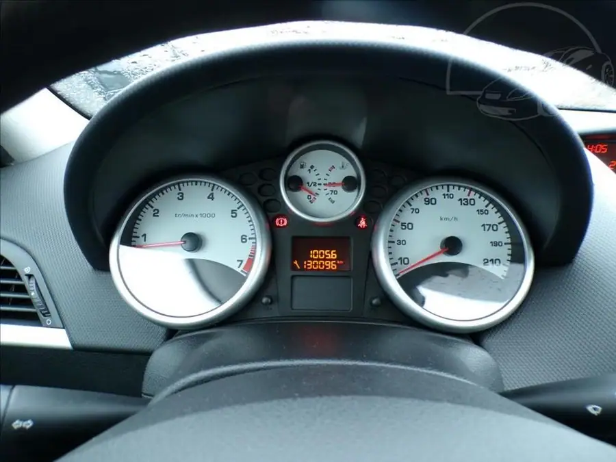 Peugeot 207 1,4 16V  KLIMA — Interiér — palubní deska
