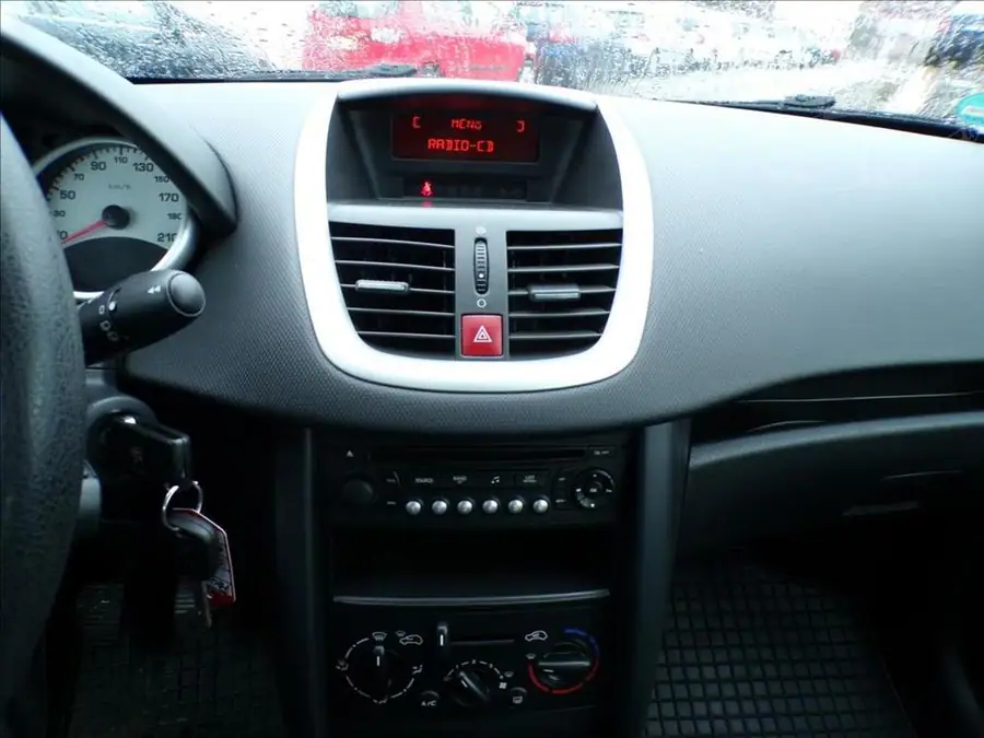 Peugeot 207 1,4 16V  KLIMA — Přístrojový štít se stavem tachometru