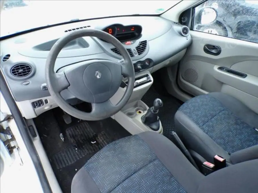 Renault Twingo 1,2 i  KLIMA — Zepředu zblízka