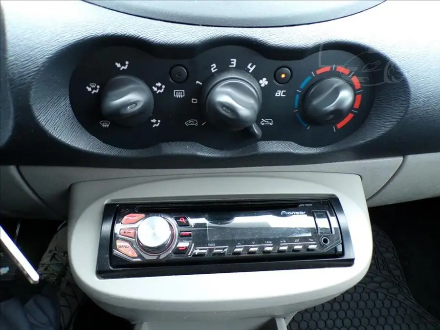 Renault Twingo 1,2 i  KLIMA — Zezadu zprava