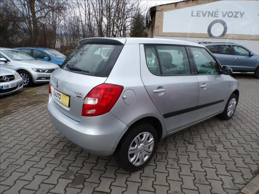 Škoda Fabia 1,4 TDI — Zezadu zleva