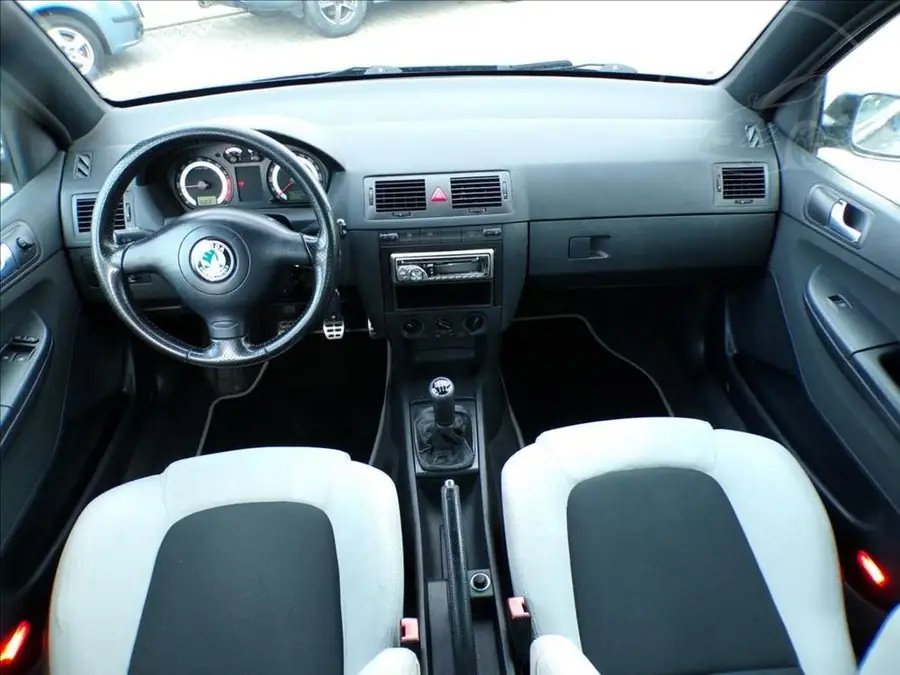 Škoda Fabia 1,9 TDI RS 96kW — Interiér — palubní deska