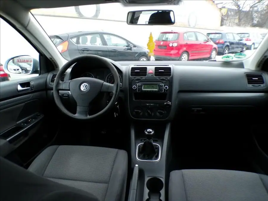 Volkswagen Golf 1,9 TDI — Interiér — palubní deska