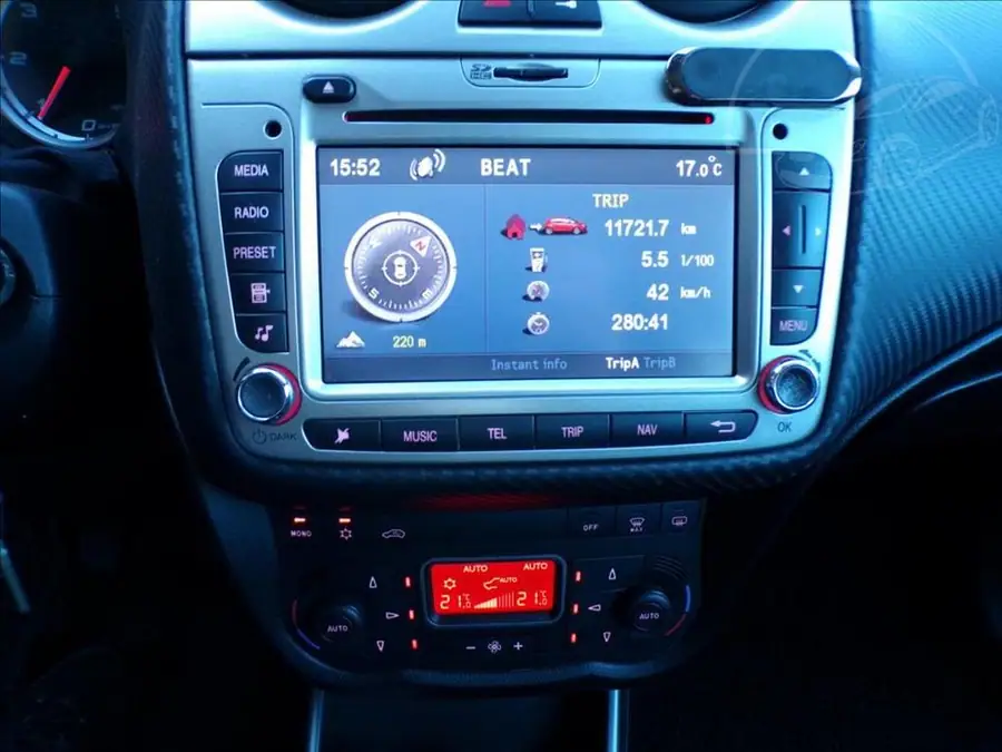 Alfa Romeo Mito 1,6 JTD 88KW  NAVI,KŮŽE,SER.KNIHA — Přístrojový štít se stavem tachometru