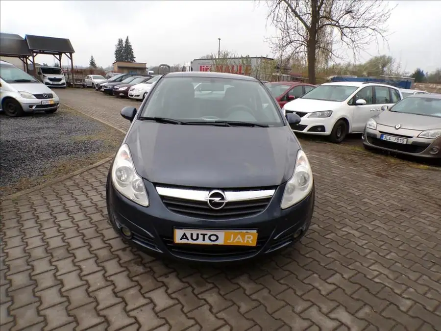 Opel Corsa 1,2 16V  KLIMA — Čelní pohled