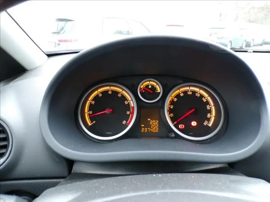 Opel Corsa 1,2 16V  KLIMA — Interiér — palubní deska