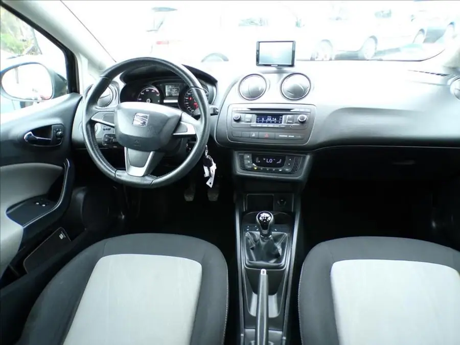 Seat Ibiza 1,4 16V  NAVI,DIGI.KLIMA,SERVISKA — Interiér — palubní deska