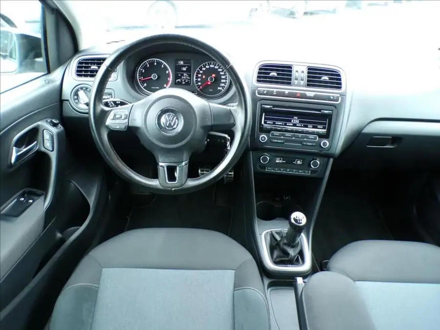Volkswagen Polo 1,2 TSI-77KW  DIGI.KLIMA — Interiér — palubní deska