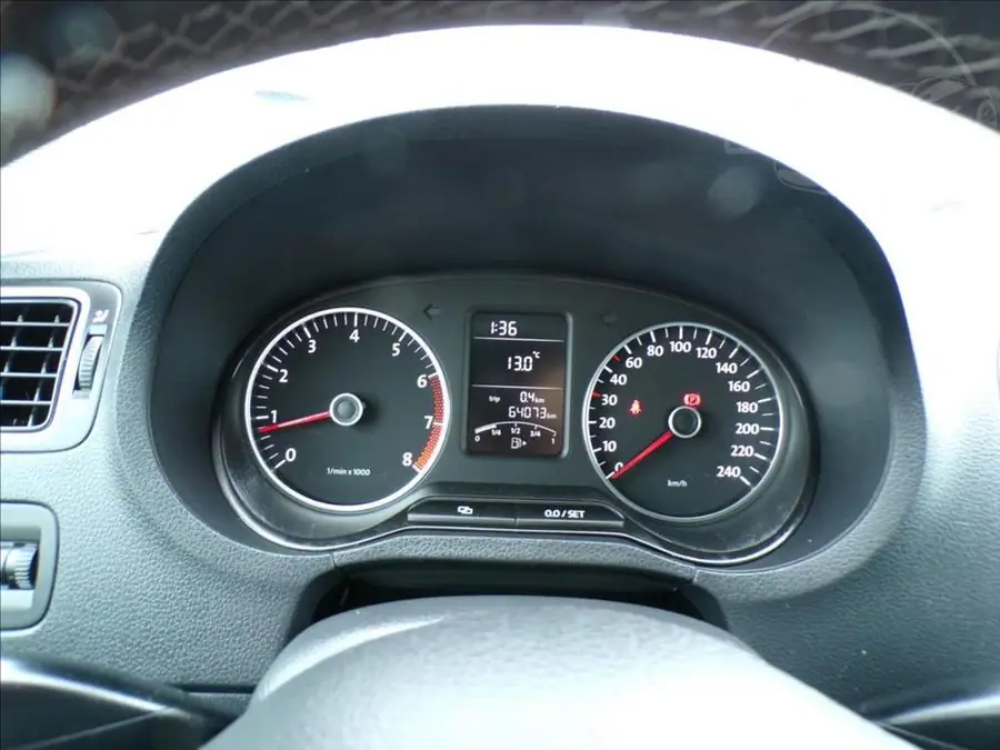 Volkswagen Polo 1,2 TSI-77KW  DIGI.KLIMA — Přístrojový štít se stavem tachometru