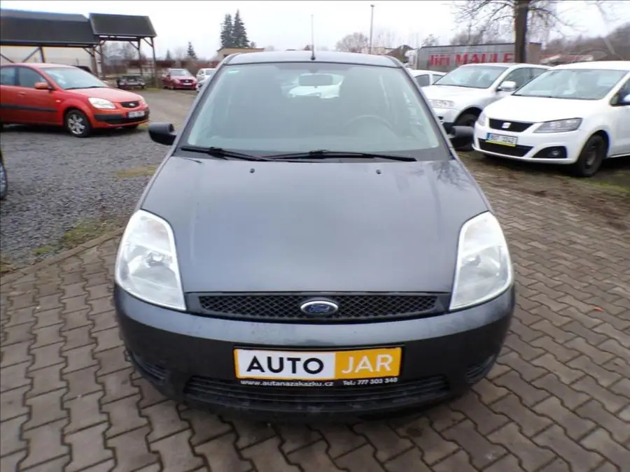Ford Fiesta 1,3 i  KLIMATIZACE — Zepředu zblízka