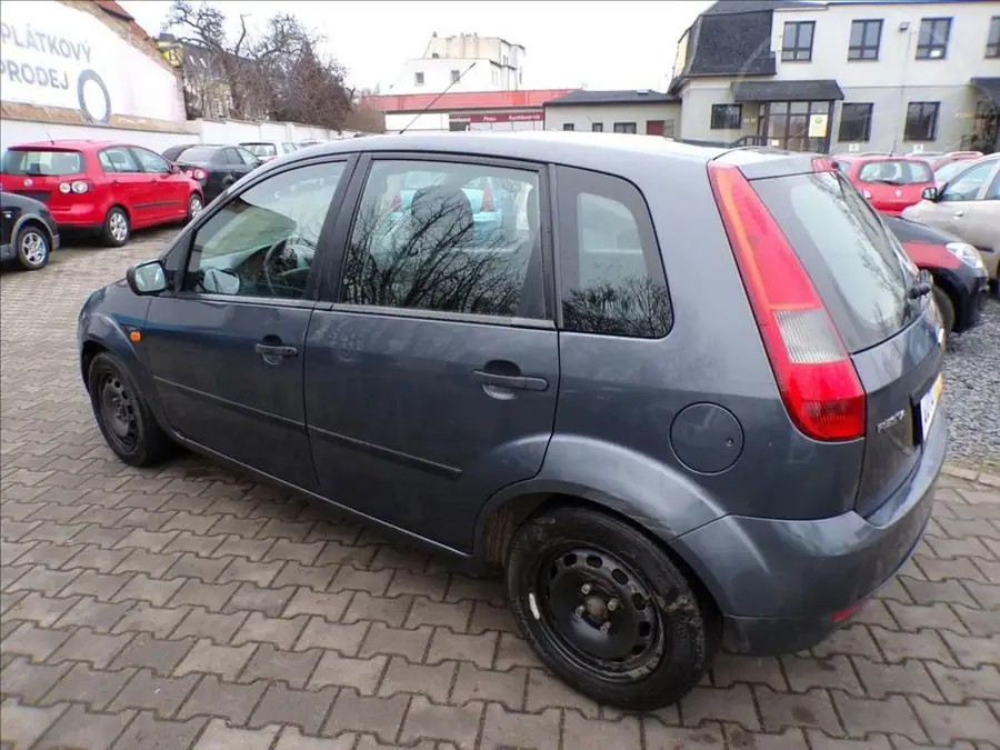 Ford Fiesta 1,3 i  KLIMATIZACE — Zadní pohled