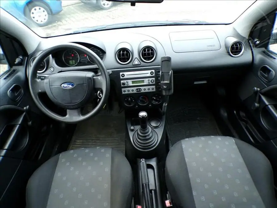 Ford Fiesta 1,3 i  KLIMATIZACE — Interiér — palubní deska