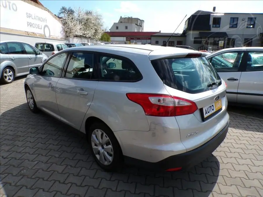 Ford Focus 1,6 TDCI — Zezadu zprava