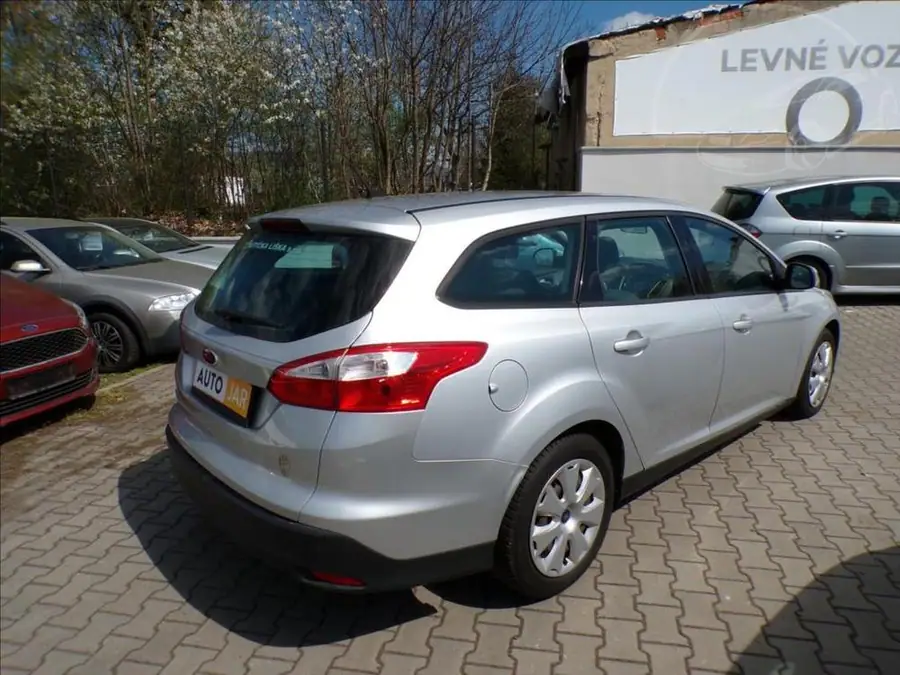 Ford Focus 1,6 TDCI — Zezadu zleva
