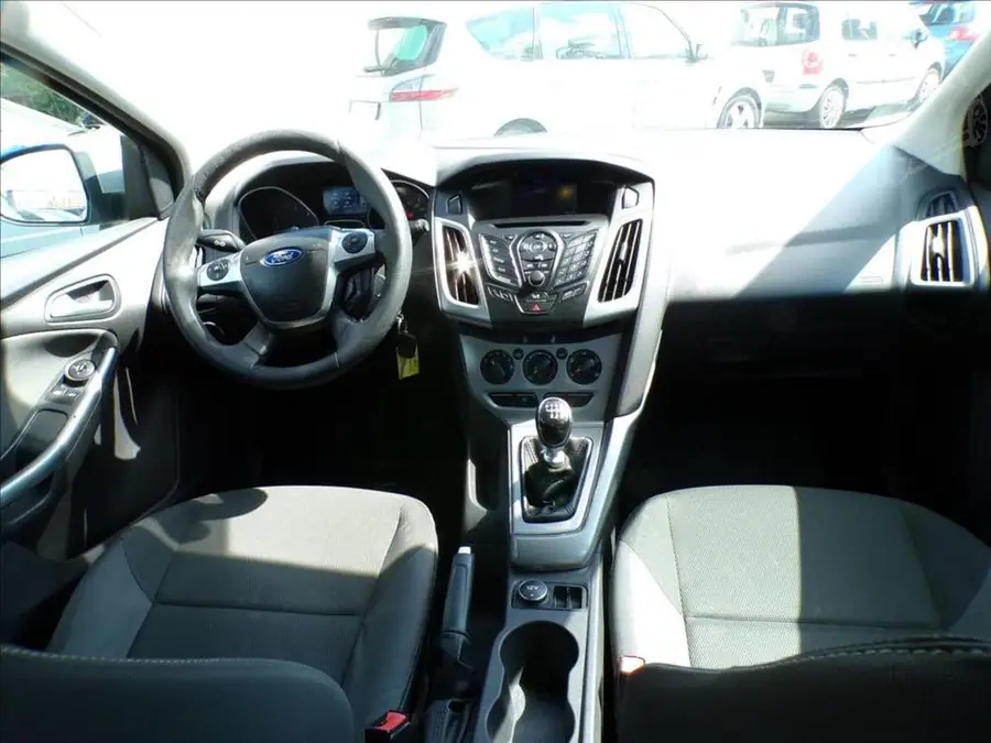 Ford Focus 1,6 TDCI — Interiér — palubní deska