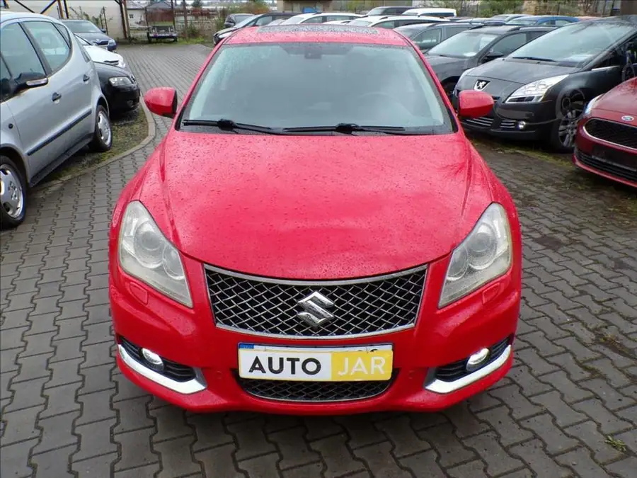 Suzuki Kizashi 2,4 i 4x4  AUTOMAT,TAŽ.ZAŘ — Zepředu zblízka