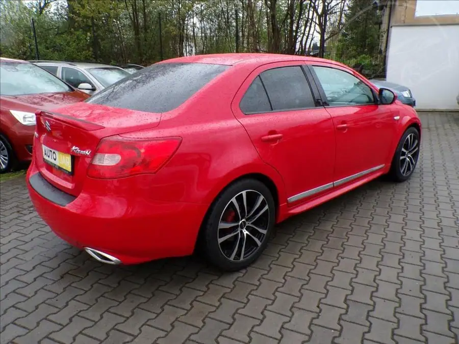 Suzuki Kizashi 2,4 i 4x4  AUTOMAT,TAŽ.ZAŘ — Zezadu zprava