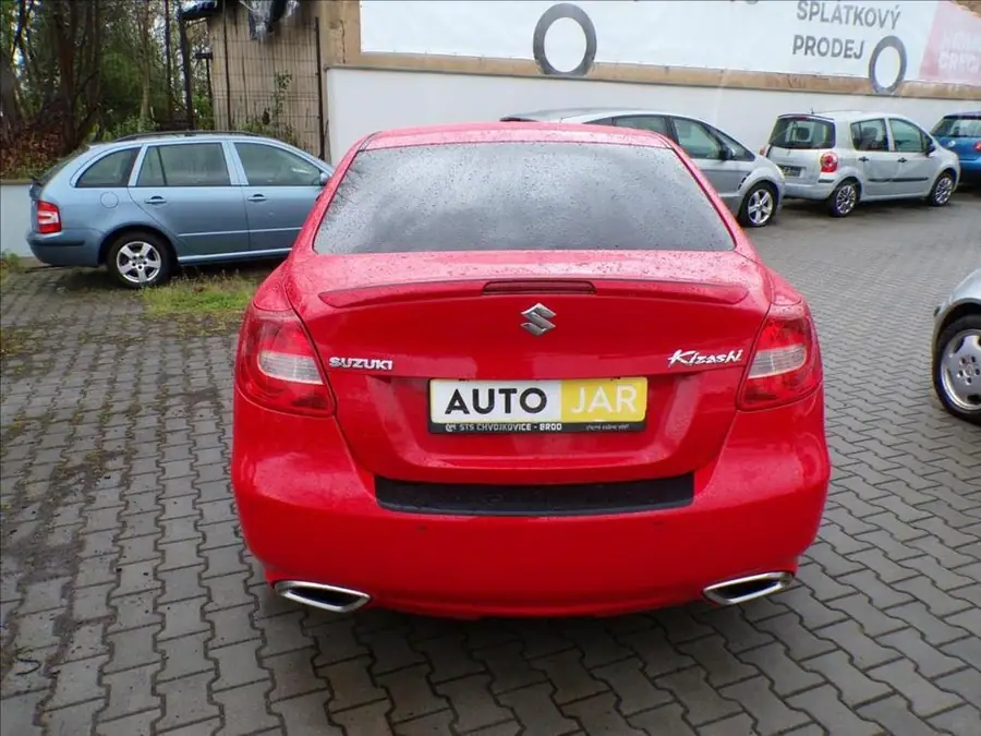 Suzuki Kizashi 2,4 i 4x4  AUTOMAT,TAŽ.ZAŘ — Zezadu zleva