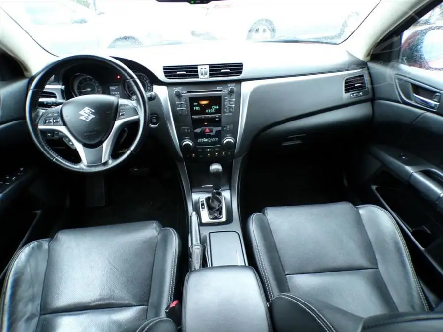 Suzuki Kizashi 2,4 i 4x4  AUTOMAT,TAŽ.ZAŘ — Interiér — palubní deska