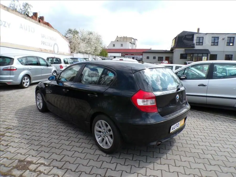 BMW 1,6 116 i — Zezadu zprava