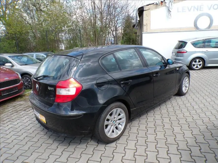 BMW 1,6 116 i — Zezadu zleva