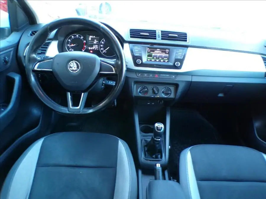 Škoda Fabia 1,2 TSi — Interiér — palubní deska