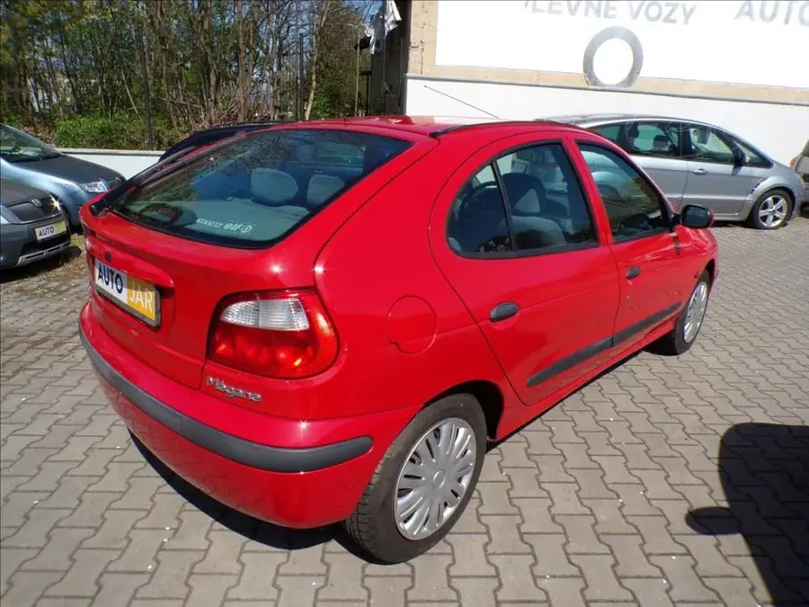 Renault Megane 1,6 16V — Zezadu zleva