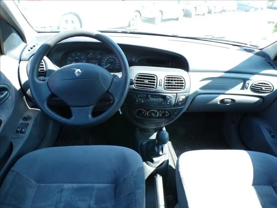 Renault Megane 1,6 16V — Interiér — palubní deska