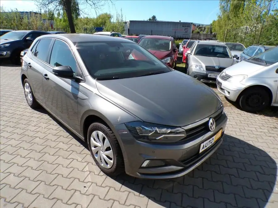 Volkswagen Polo 1,0 MPI — Pohled zepředu zleva