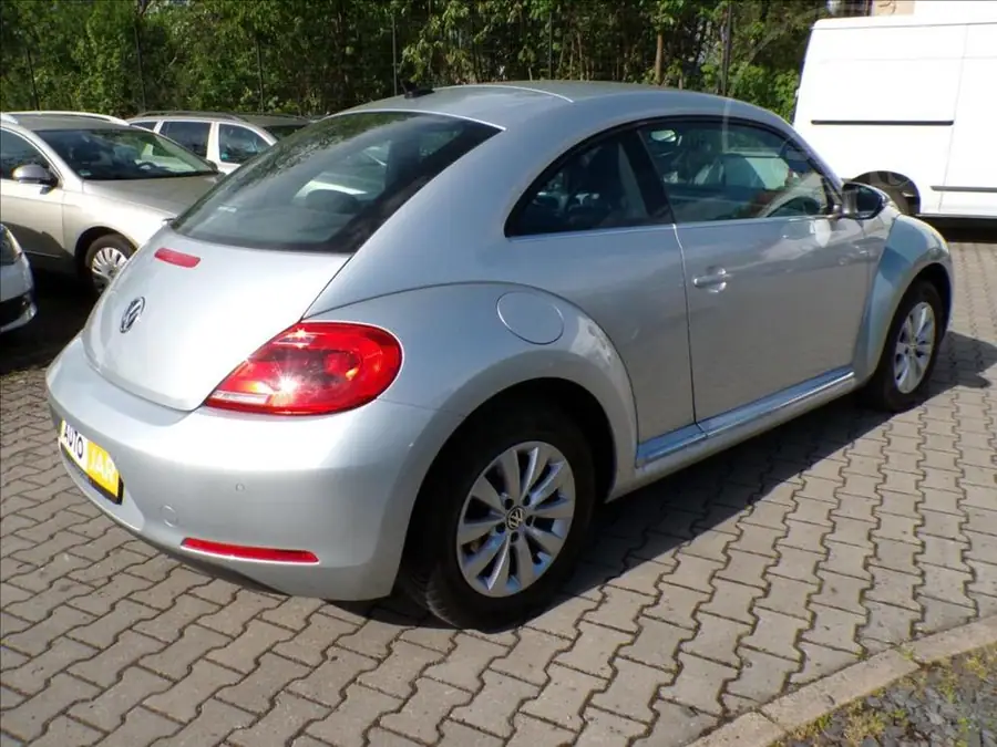 Volkswagen New Beetle 1,2 TSI  . — Zezadu zprava