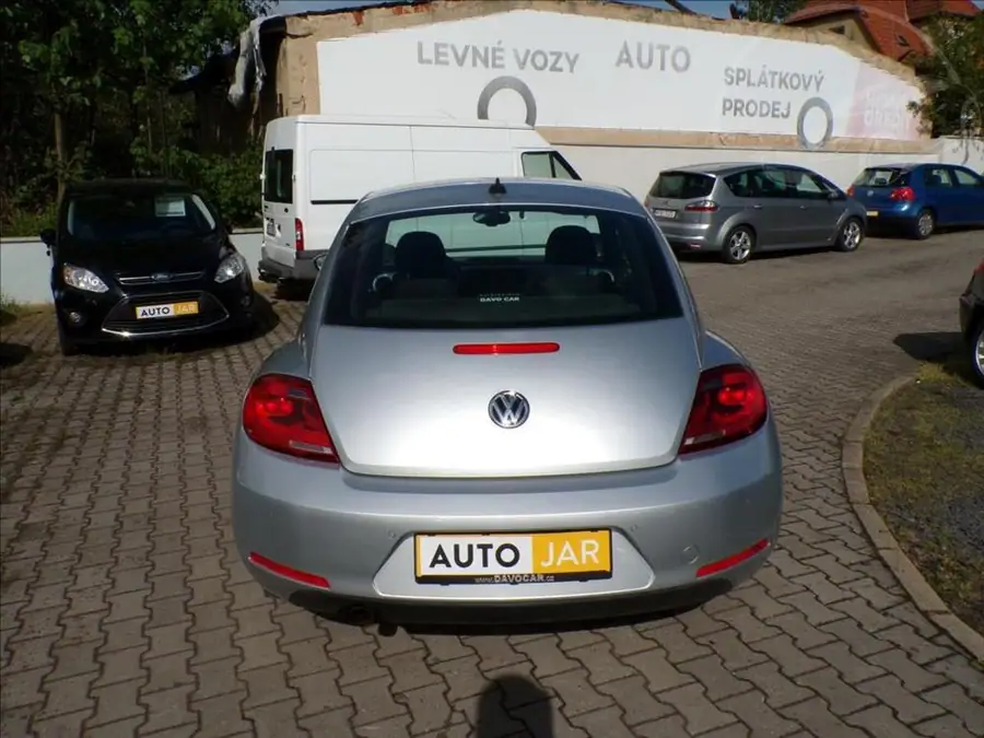 Volkswagen New Beetle 1,2 TSI  . — Zezadu zleva