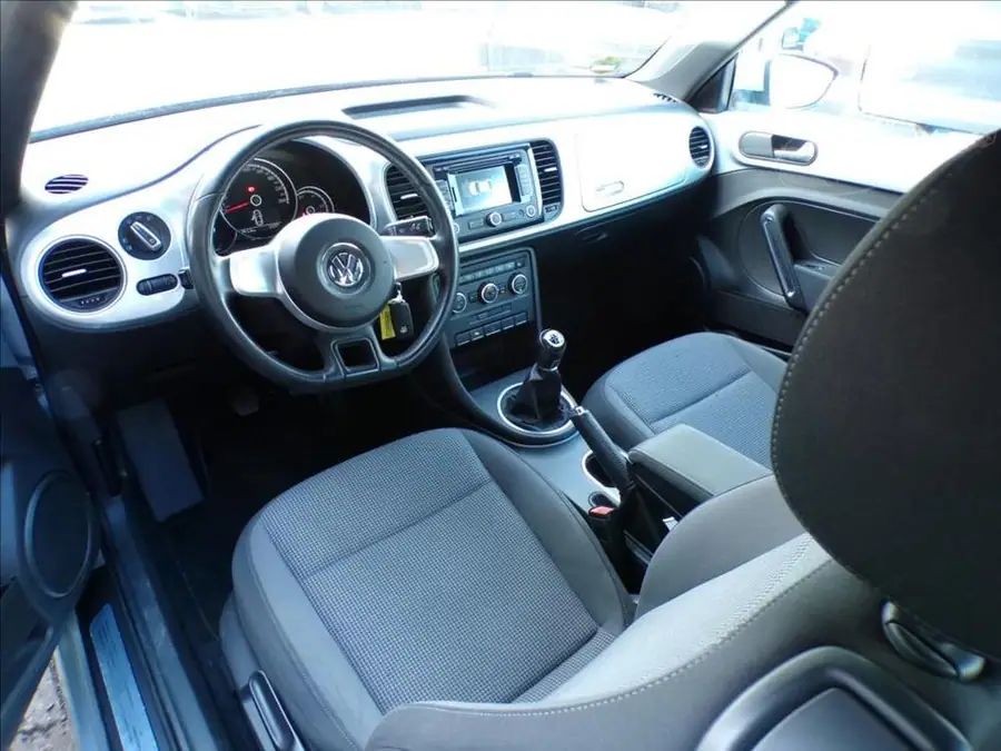 Volkswagen New Beetle 1,2 TSI  . — Interiér — palubní deska