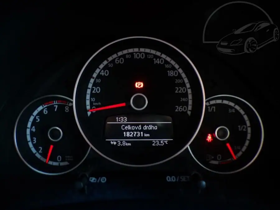 Volkswagen New Beetle 1,2 TSI  . — Přístrojový štít se stavem tachometru