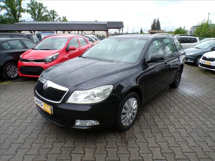 Škoda Octavia 2,0 TDI  NAVIGACE — Zepředu zblízka