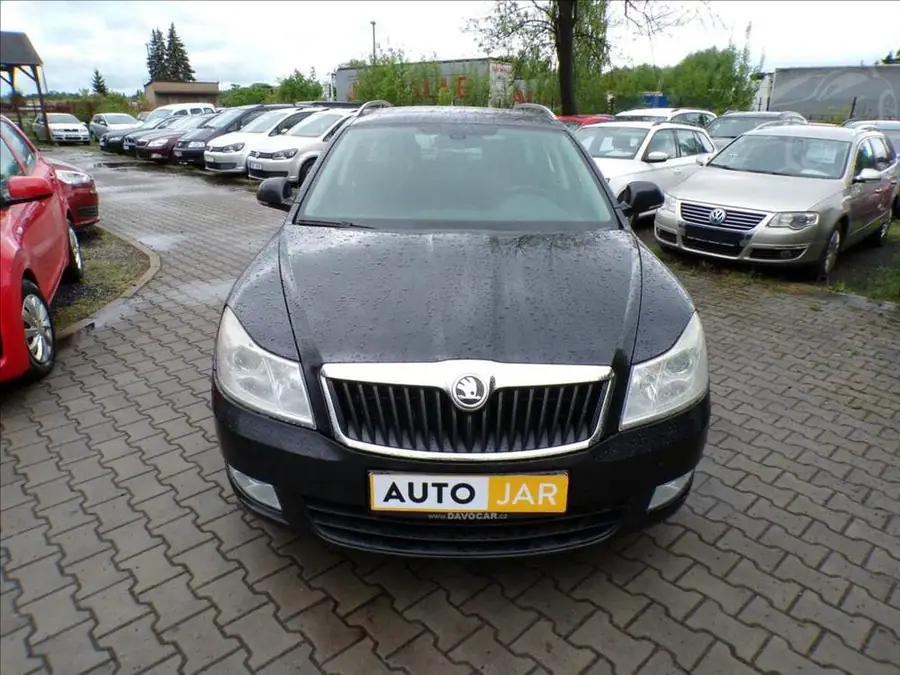 Škoda Octavia 2,0 TDI  NAVIGACE — Čelní pohled