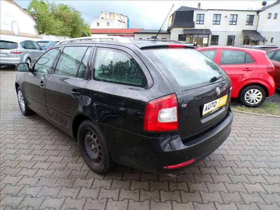 Škoda Octavia 2,0 TDI  NAVIGACE — Zezadu zprava