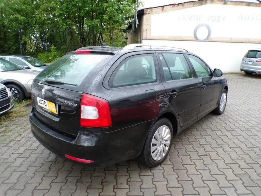 Škoda Octavia 2,0 TDI  NAVIGACE — Zezadu zleva