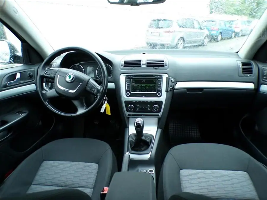 Škoda Octavia 2,0 TDI  NAVIGACE — Interiér — palubní deska